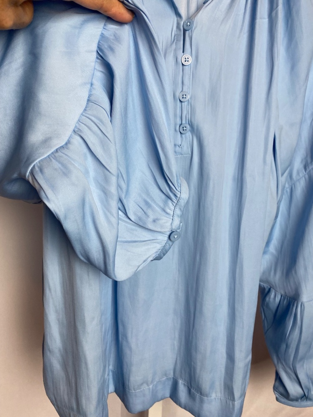 Loft Light Blue Womenʻs Soft Long Sleeve Split Neck Ruched Shoulder Blouse Large - Picture 3 of 7